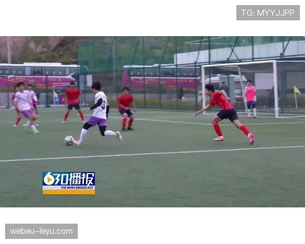 激战正酣：足球淘汰赛各队全力争胜，晋级悬念引关注