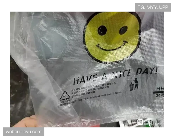 阿尔瓦雷斯穿大牌外套拎便利店塑料袋买菜，这反差把我笑懵了